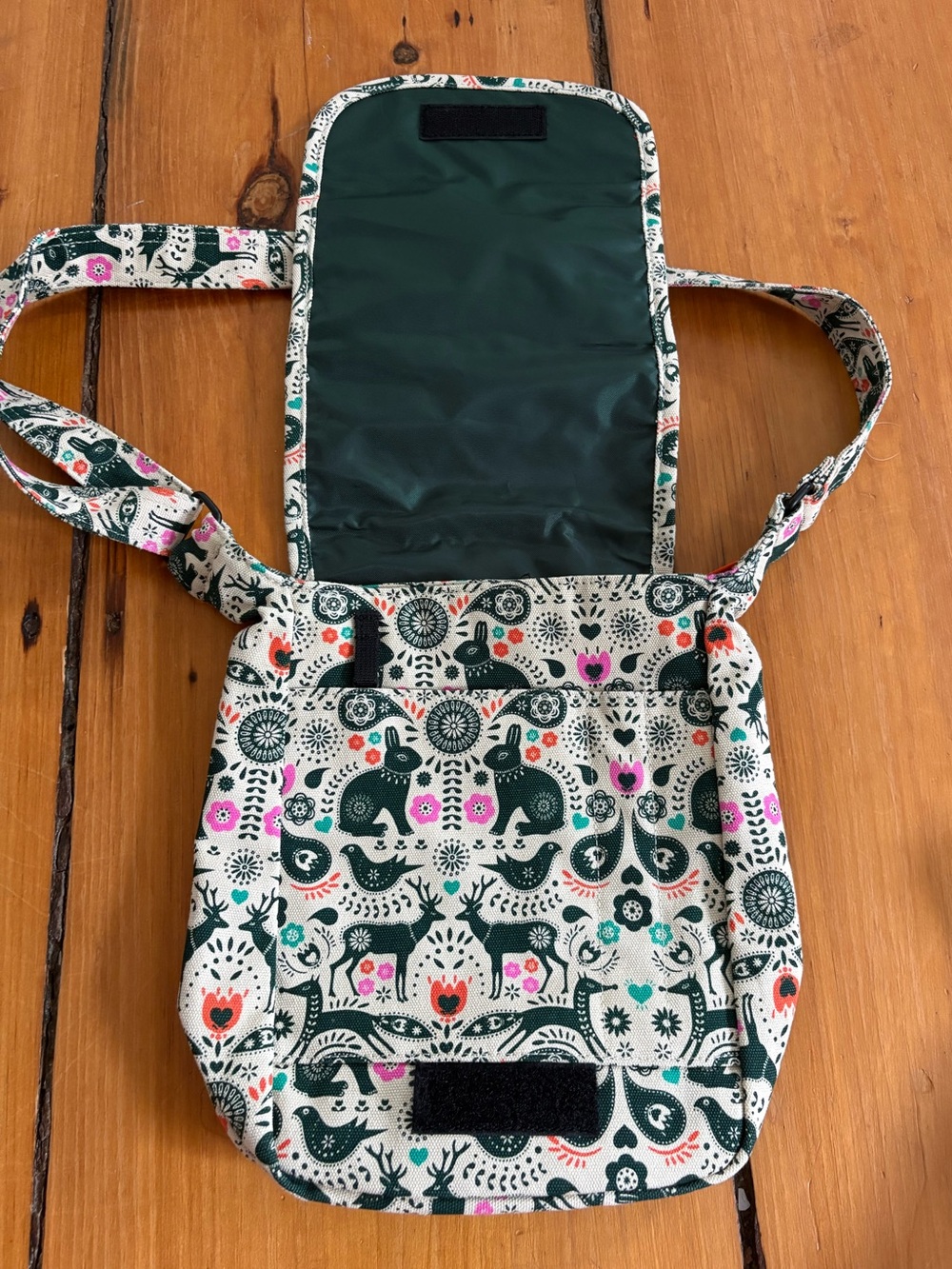 RARE KAVU Kicker Crossbody Bag in Cozy Critters Rabbit Bird Deer Flowers Outdoor - Picture 6 of 13